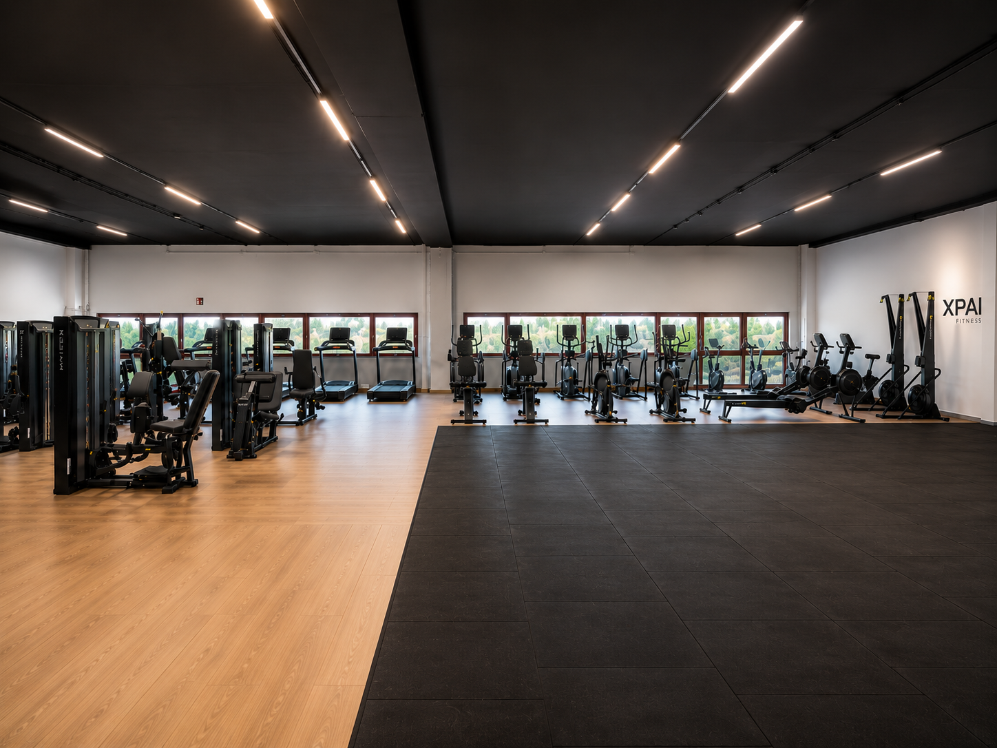 Zona de força i musculació de XPAI Fitness amb material ordenat
